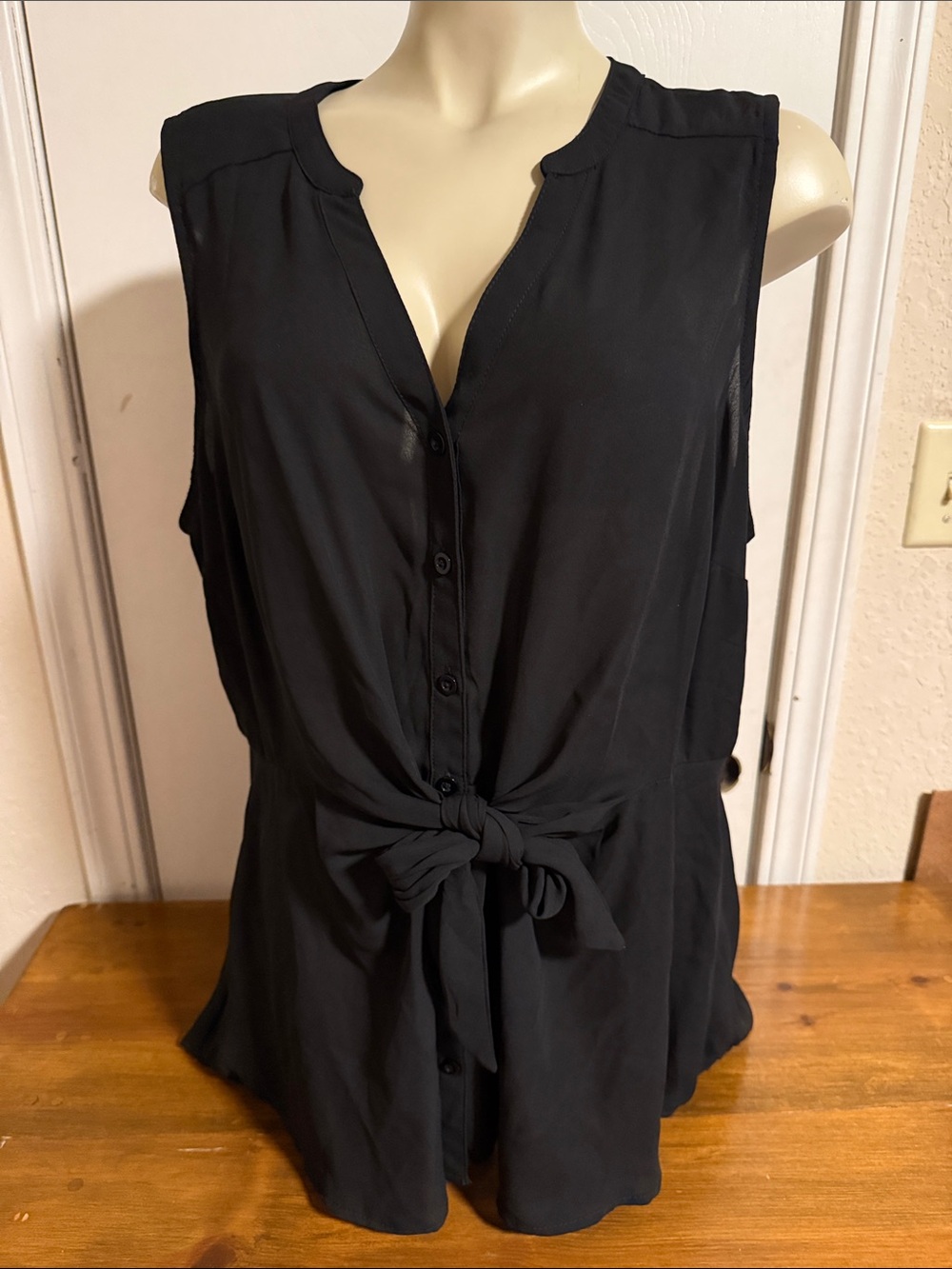 torrid Black Sleeveless Button-Front Tie-Waist Blouse size 0 (12)